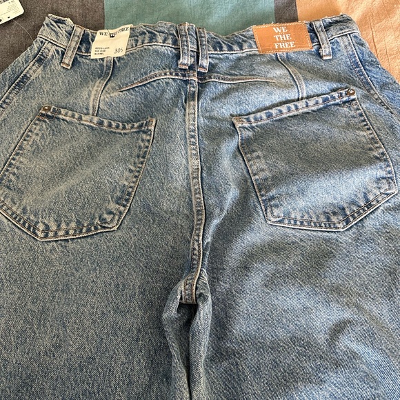 We The Free Good Luck Mid-Rise Barrel Jeans. Color: Ultra Light Beam. Size 30 S - Picture 4 of 4